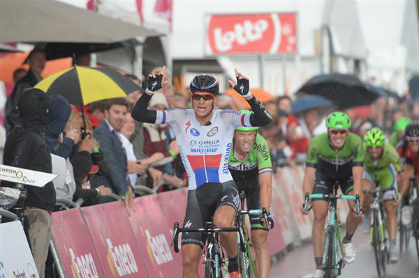 Zdenek Stybar wins stage 2